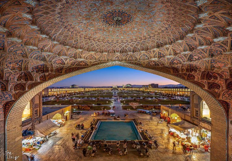 نمای زیبا از سردر بازار قیصریه اصفهان