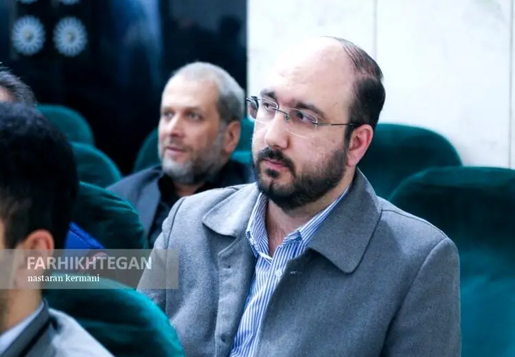 دشمن فردوسی‌پور تماشاچی ویژه بازی پرسپولیس و سپاهان! + عکس