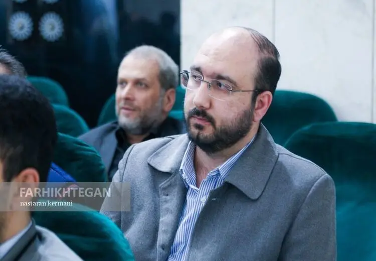 دشمن فردوسی‌پور تماشاچی ویژه بازی پرسپولیس و سپاهان! + عکس