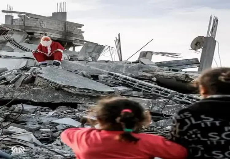  بابا نوئل در میان خرابه‌های غزه