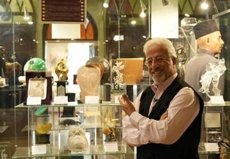 سورپرایز ازدواج علیرضا خمسه و همسر جوانش در سالگرد ازدواجشان در یک کافه