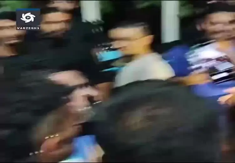 هواداران استقلال رامین رضاییان را نقش بر زمین کردند!/ فیلم         