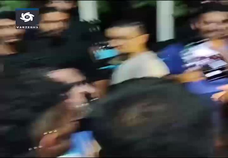 هواداران استقلال رامین رضاییان را نقش بر زمین کردند!/ فیلم         