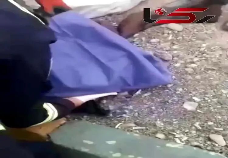 فیلم نجات نوزاد پسر از داخل یک گونی در کنار خیابان