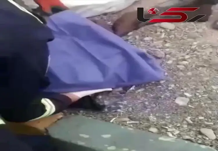فیلم نجات نوزاد پسر از داخل یک گونی در کنار خیابان