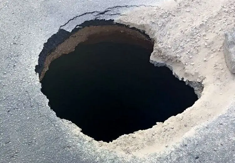 ترمیم محل نشست زمین در بزرگراه آقابابایی اصفهان فعلا ادامه دارد