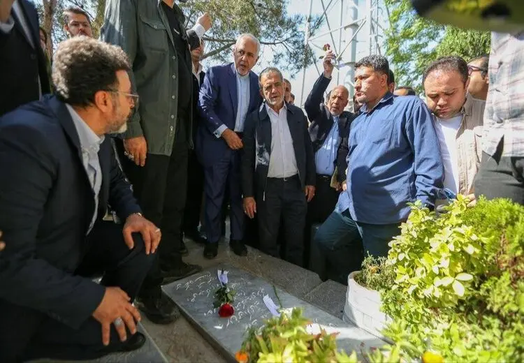 ظریف و پزشکیان سر مزار شهدای پرواز هواپیمای اوکراین