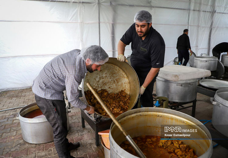 پخت ۷۲ دیگ غذای نذری در تبریز + عکس