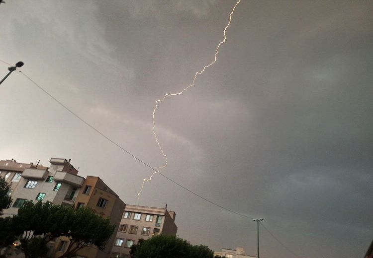 تصویری جذاب از لحظه رعد و برق در تهران