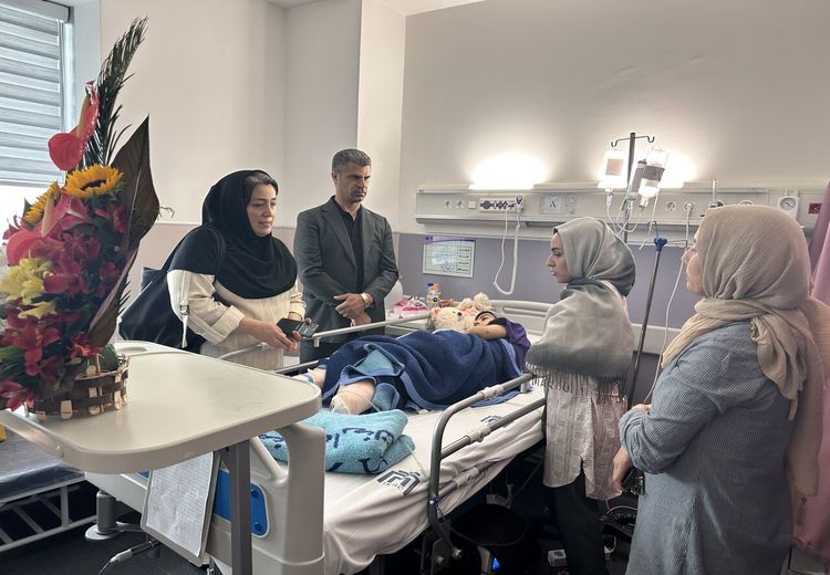 دیدار هادی ساعی از دختر تکواندوکار مجروح‌شده در حملات اسرائیل !