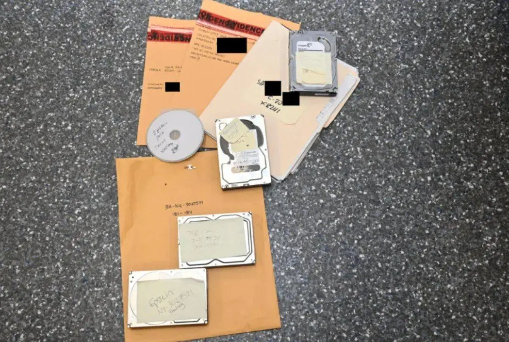 انتشار اسناد اپستین؛ کلینتون در استخر ترامپ روی اسناد سیاه/ عکس