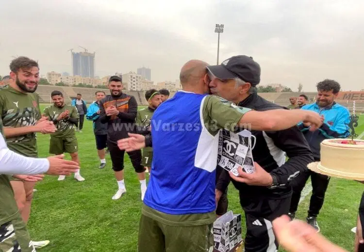 ساکت الهامی شاگردانش را کادو باران کرد + عکس