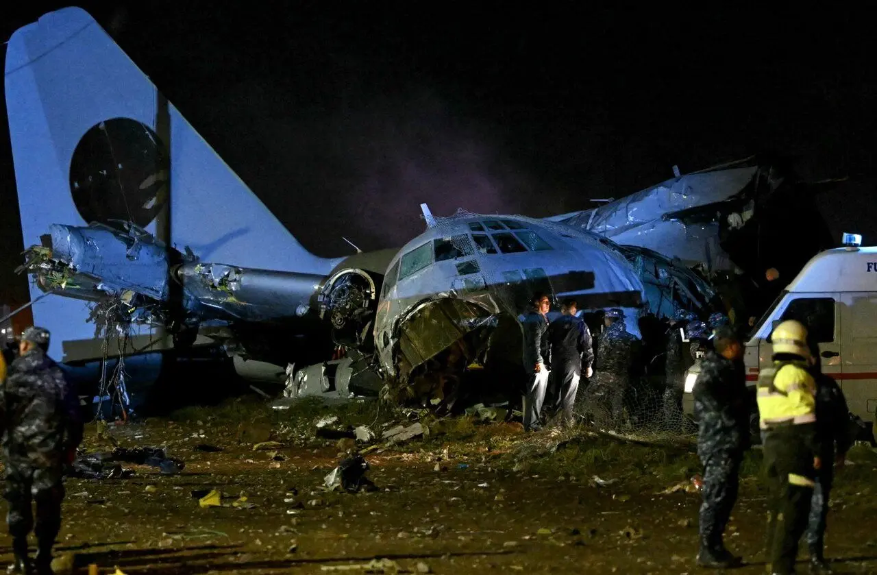 سقوط یک هواپیمای نظامی پر از پول نقد/ عکس