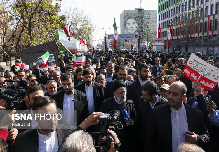 رییسی در محاصره بادیگاردهای متعدد در راهپیمایی 22 بهمن!/ عکس