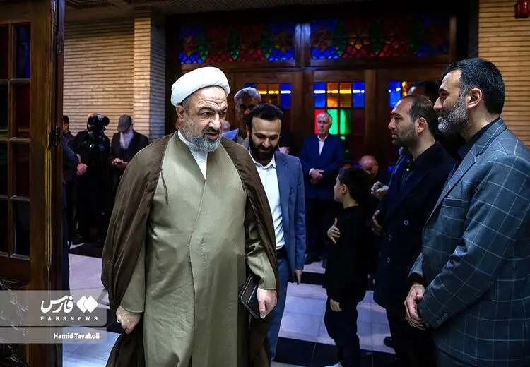 طعنه روزنامه اصولگرا به حمید رسایی