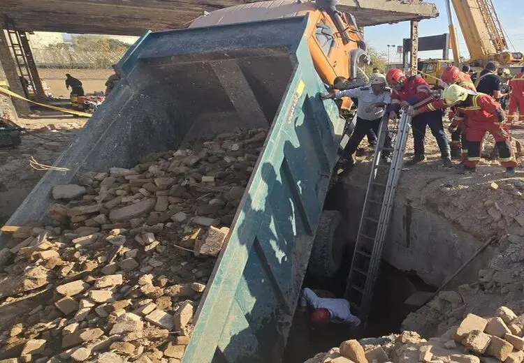 سقوط کامیون در گودال پنهان و مرگ تلخ 2 کارگر + عکس