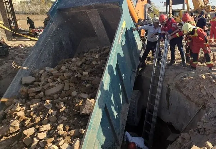 سقوط کامیون در گودال پنهان و مرگ تلخ 2 کارگر + عکس