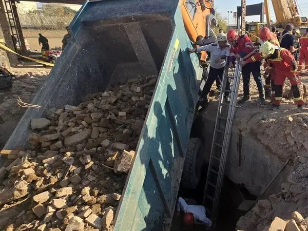 سقوط کامیون در گودال پنهان و مرگ تلخ 2 کارگر + عکس