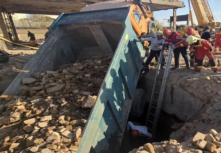 سقوط کامیون در گودال پنهان و مرگ تلخ 2 کارگر + عکس