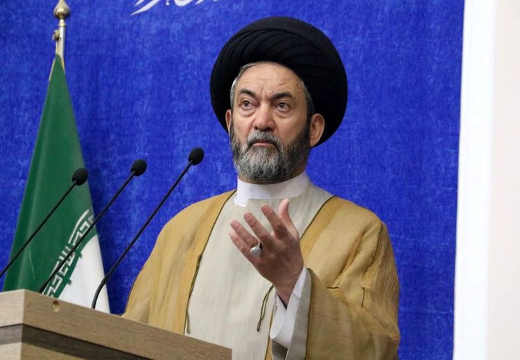  امام جمعه اردبیل: هیچ اداره‌ای در جلسات حق استفاده از میوه‌ و شیرینی و کیک را ندارد، آب و چای کافی است