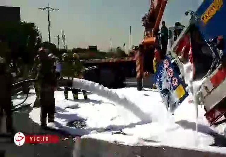  واژگونی هولناک خودروی حامل بنزین در بزرگراه یادگار امام/ فیلم