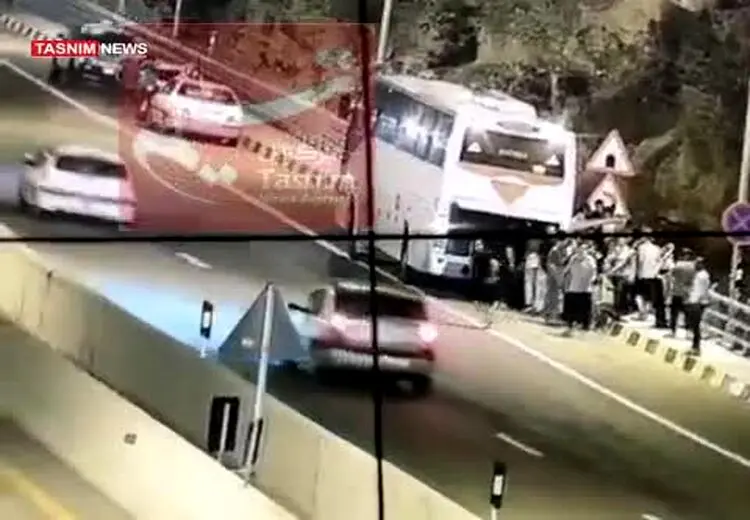 لحظه سقوط مرگبار مرد جوان در آزادراه تهران - شمال