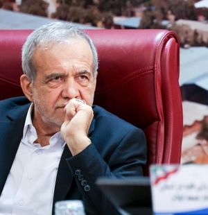 مسعود پزشکیان در پنج‌سالگی، کنار پدر و مادرش + عکس