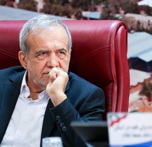 مسعود پزشکیان در پنج‌سالگی، کنار پدر و مادرش + عکس