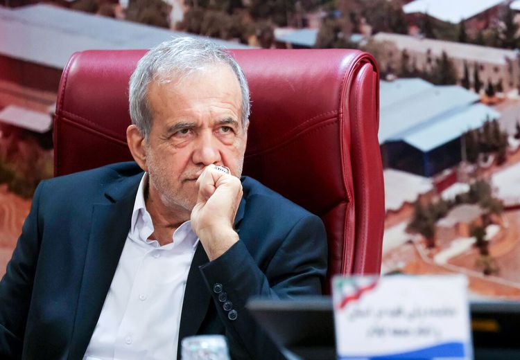 مسعود پزشکیان در پنج‌سالگی، کنار پدر و مادرش + عکس