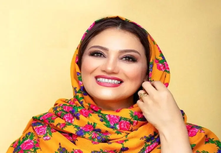 خانم بازیگر بر سر مزار استاد شجریان