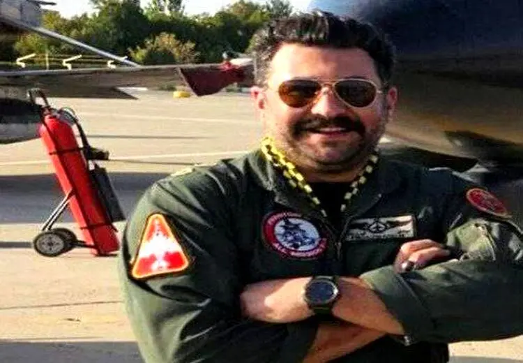 تصویر خلبان شهیدشده نیروی هوایی حین پرواز آموزشی شبانه