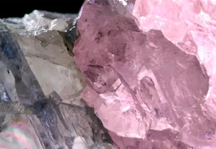 کشف الماس دو رنگ نادر در آفریقا
