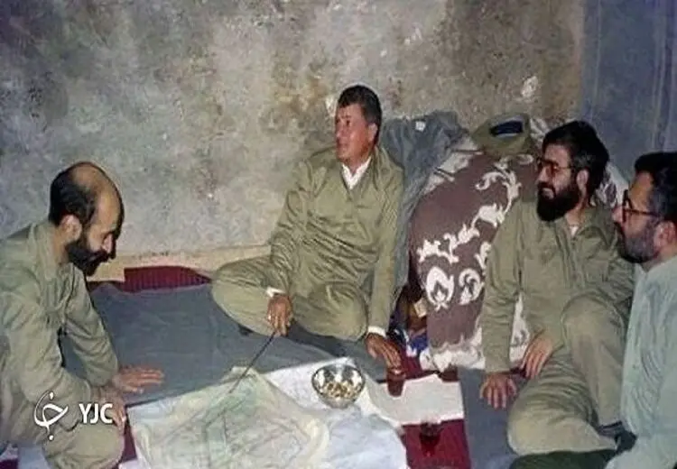روحانی و رئیسش در لباس رزم