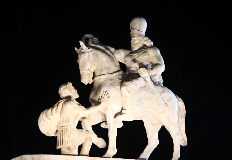 خیابان شاپور در تهران بد بود، مجسمه او خوب است!