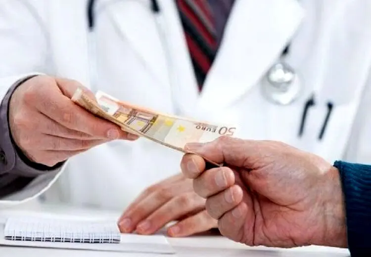 معاون درمان وزارت بهداشت: دریافت زیرمیزی پزشکان تخلف است 