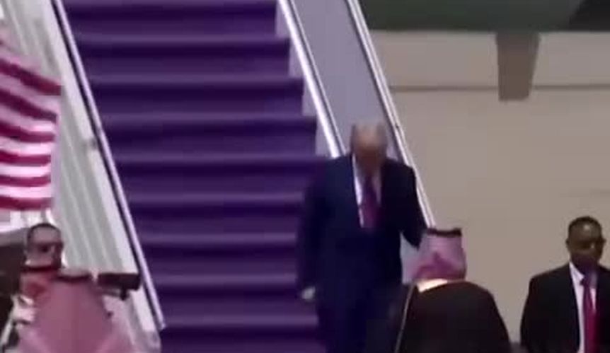 استقبال بن‌سلمان از ترامپ پای هواپیما!