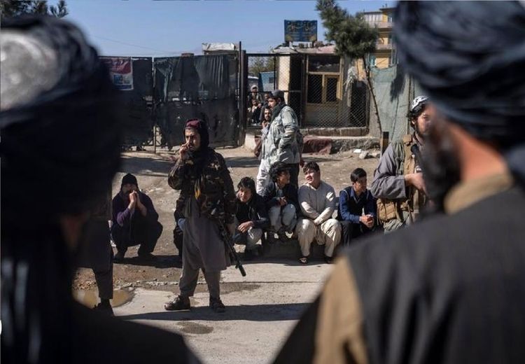 طالبان 2 نفر را در بلخ در ملاعام شلاق زد/ اتهام: فرار از منزل و خلوت اجنبی!
