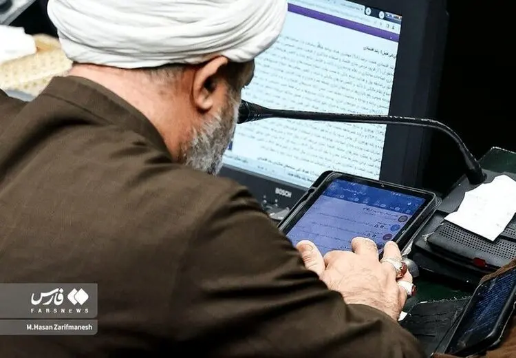 طرح نماینده تندروی مجلس برای مجازات اهانت کنندگان به پرچم