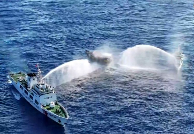 فیلم| حمله گارد ساحلی چین با آب‌پاش به کشتی‌های فیلیپین