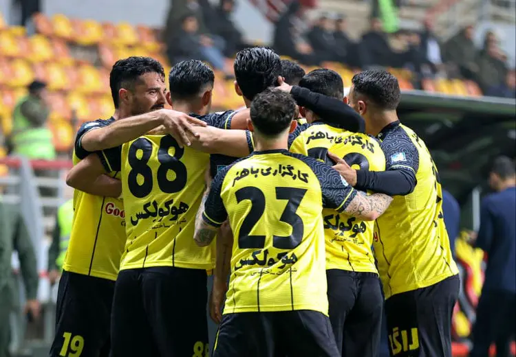 سپاهان با خم کردن فولاد صدر را پس گرفت