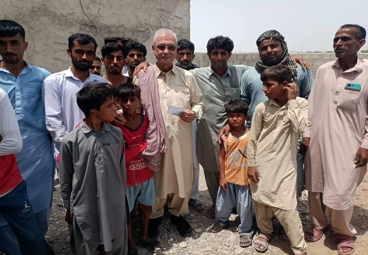 رای دادن علی ربیعی در روستای سیل زده سیستان و بلوچستان 