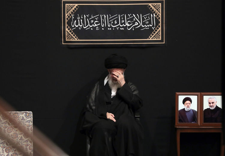 مراسم عزاداری شب عاشورا با حضور رهبر انقلاب/ عکس