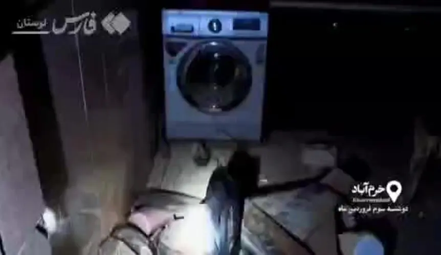 لحظه یافتن پیکر یک کودک خرم آبادی در زیر آوار