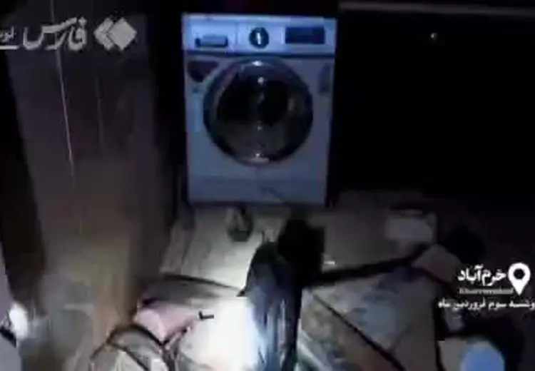 لحظه یافتن پیکر یک کودک خرم آبادی در زیر آوار