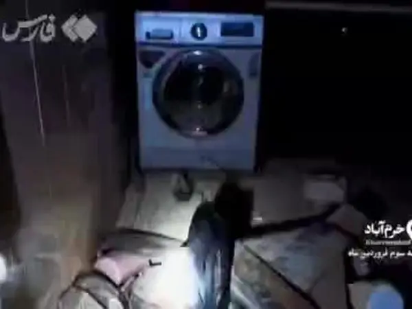 لحظه یافتن پیکر یک کودک خرم آبادی در زیر آوار