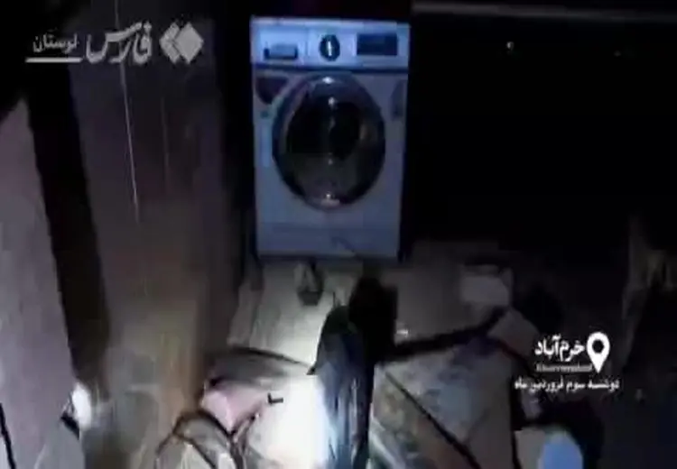 لحظه یافتن پیکر یک کودک خرم آبادی در زیر آوار