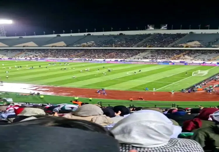 تشویق مهدی طارمی توسط زنان حاضر در  استادیوم آزادی