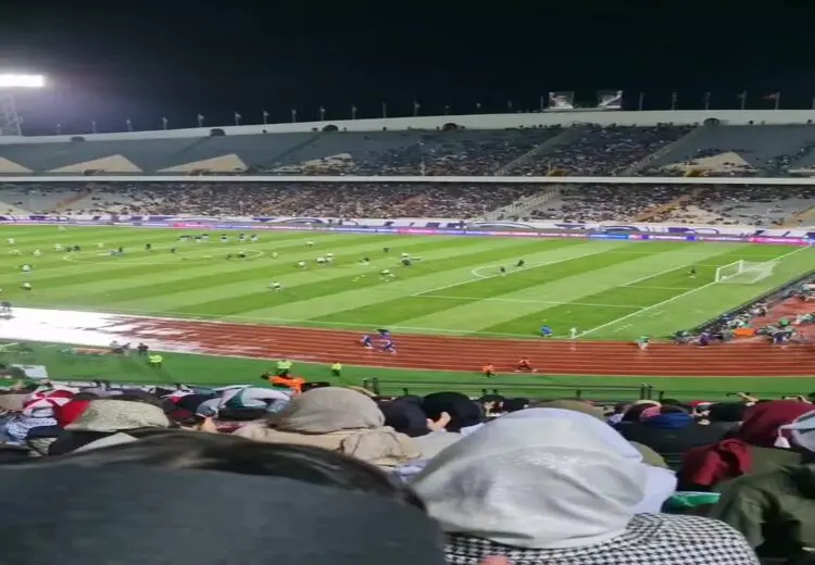 تشویق مهدی طارمی توسط زنان حاضر در  استادیوم آزادی