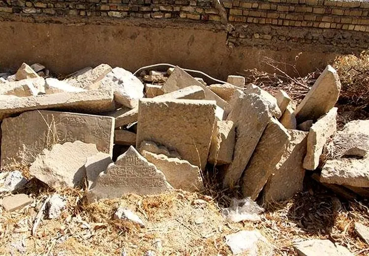 تجاوز به گورستان تاریخی شیراز/ حریم را شکسته‌اند و سنگ‌قبرها را به آتش کشیده‌اند! + تصاویر
