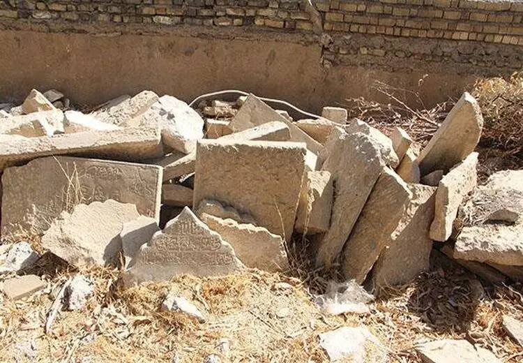 تجاوز به گورستان تاریخی شیراز/ حریم را شکسته‌اند و سنگ‌قبرها را به آتش کشیده‌اند! + تصاویر
